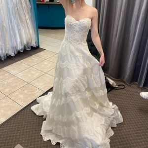BRAND NEW WEDDING DRESS